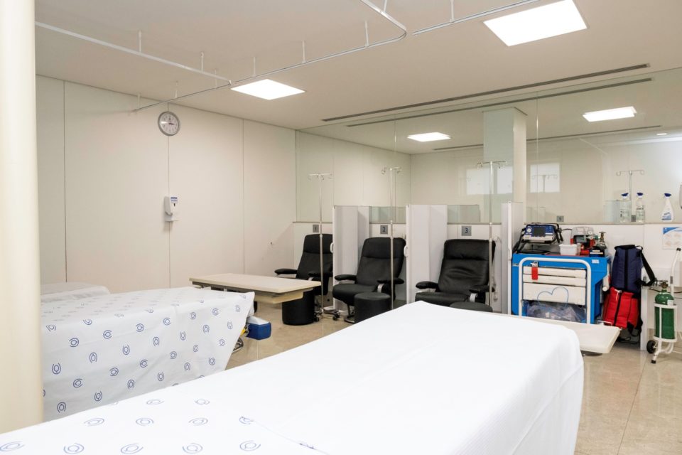 Foto da área de observação no pronto atendimento com camas e poltronas para medicação